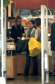 Preppie_-_Salma_Hayek_shopping_in_Paris_-_October_27_2009_6174.jpg