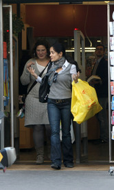 Preppie_-_Salma_Hayek_shopping_in_Paris_-_October_27_2009_6213.jpg