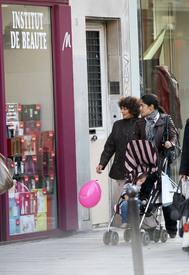 Preppie_-_Salma_Hayek_shopping_in_Paris_-_October_27_2009_7246.jpg