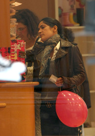 Preppie_-_Salma_Hayek_shopping_in_Paris_-_October_27_2009_733.jpg