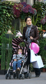 Preppie_-_Salma_Hayek_shopping_in_Paris_-_October_27_2009_8124.jpg