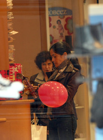 Preppie_-_Salma_Hayek_shopping_in_Paris_-_October_27_2009_820.jpg