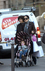 Preppie_-_Salma_Hayek_shopping_in_Paris_-_October_27_2009_979.jpg