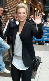 Celebutopia-Kaley_Cuoco_visits_The_Late_Show_With_David_Letterman-03.jpg