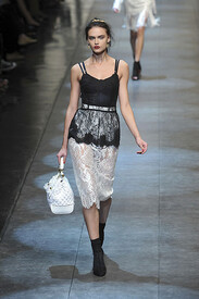 Dolce-Gabbana-Podium-spring-fashion-2010-024_runway.jpg