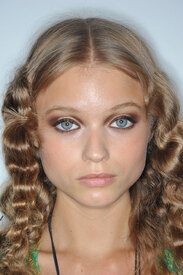 Abbey_Lee_-_Etro_SS_2010_Backstage_01.jpg