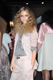 Abbey_Lee_-_Etro_SS_2010_Backstage_02.jpg