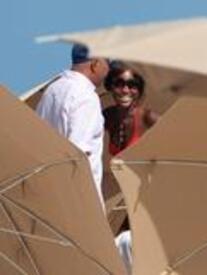 th_Naomi_Campbell_relaxing_in_Miami_09.jpg