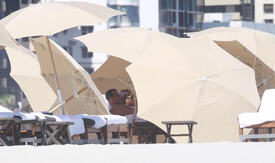 Naomi_Campbell_relaxing_in_Miami_87.jpg