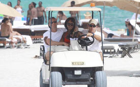Naomi_Campbell_relaxing_in_Miami_88.jpg