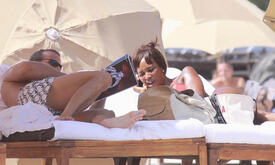 Naomi_Campbell_relaxing_in_Miami_95.jpg