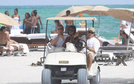 Naomi_Campbell_relaxing_in_Miami_96.jpg