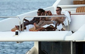 Naomi_Campbell_relaxing_in_Miami_42.jpg