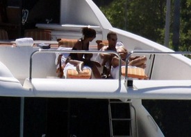 Naomi_Campbell_relaxing_in_Miami_49.jpg