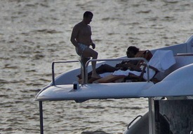 Naomi_Campbell_relaxing_in_Miami_50.jpg