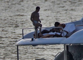 Naomi_Campbell_relaxing_in_Miami_51.jpg