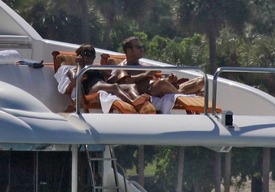Naomi_Campbell_relaxing_in_Miami_54.jpg