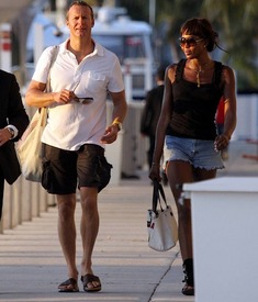 Naomi_Campbell_relaxing_in_Miami_57.jpg