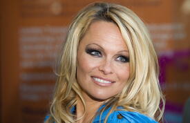 celebrity_paradise.com_TheElder_PamelaAnderson2010_10_24_UnveilsNewPETAAdinLondon21.jpg