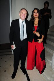 celebrity_paradise.com_TheElder_SalmaHayek2010_10_04_YvesSaintLaurentfashionshowinParis1.JPG