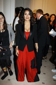 celebrity_paradise.com_TheElder_SalmaHayek2010_10_04_YvesSaintLaurentfashionshowinParis22.jpg