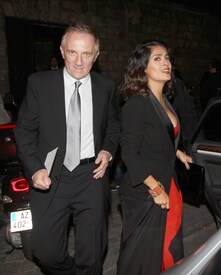 celebrity_paradise.com_TheElder_SalmaHayek2010_10_04_YvesSaintLaurentfashionshowinParis27.jpg