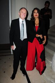 celebrity_paradise.com_TheElder_SalmaHayek2010_10_04_YvesSaintLaurentfashionshowinParis3.JPG