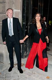 celebrity_paradise.com_TheElder_SalmaHayek2010_10_04_YvesSaintLaurentfashionshowinParis6.jpg