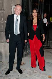 celebrity_paradise.com_TheElder_SalmaHayek2010_10_04_YvesSaintLaurentfashionshowinParis8.jpg