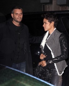 celebrity_paradise.com_TheElder_HalleBerry2010_10_04_atNuelarestaurantinNY12.jpg