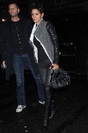 celebrity_paradise.com_TheElder_HalleBerry2010_10_04_atNuelarestaurantinNY6.jpg