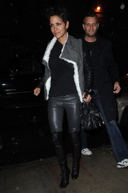 celebrity_paradise.com_TheElder_HalleBerry2010_10_04_atNuelarestaurantinNY7.jpg