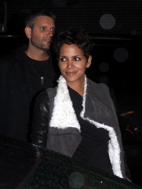 celebrity_paradise.com_TheElder_HalleBerry2010_10_04_atNuelarestaurantinNY9.jpg