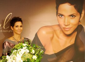 Halle Berry presents her new fragance Reveral in Hamburg 30.09.2010_34.jpg