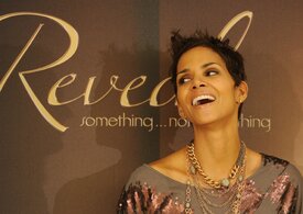 Halle Berry presents her new fragance Reveral in Hamburg 30.09.2010_35.jpg