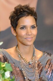 Halle Berry presents her new fragance Reveral in Hamburg 30.09.2010_36.jpg