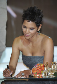 HalleBerrypromotingherRevealParfume_76.jpg