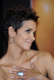 HalleBerrypromotingherRevealParfume_90.jpg