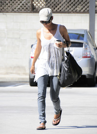 HalleBerryoutandaboutinBeverlyHills7.10.2010_04.jpg