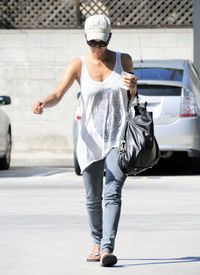 HalleBerryoutandaboutinBeverlyHills7.10.2010_05.jpg