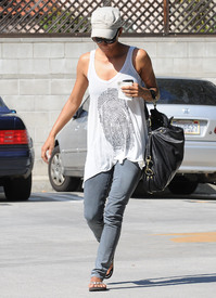 HalleBerryoutandaboutinBeverlyHills7.10.2010_07.jpg