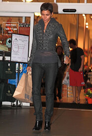 HalleBerryoutinWestHollywood9.10.2010_11.jpg