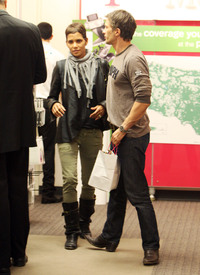 HalleBerryshoppinginBeverlyHills14.10.2010_03.jpg