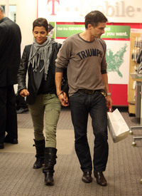 HalleBerryshoppinginBeverlyHills14.10.2010_04.jpg