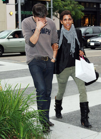 HalleBerryshoppinginBeverlyHills14.10.2010_05.jpg