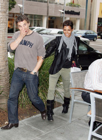 HalleBerryshoppinginBeverlyHills14.10.2010_07.jpg