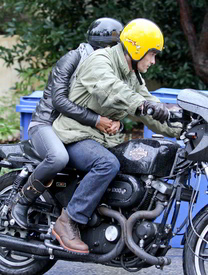 HalleBerrymotorcycleridearoundWestHollywood_06.jpg