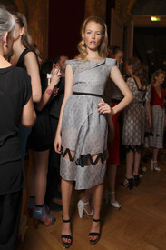 Roland_Mouret_Spring_2012_Backstage_Bj_LP023h_BXAx.jpg