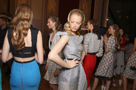 Roland_Mouret_Spring_2012_Backstage_H4nf7_7k_M29x.jpg