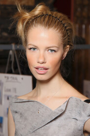 Roland_Mouret_Spring_2012_Backstage_I0mxc_D8sm_Fx.jpg